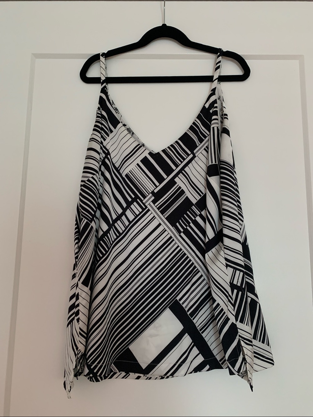 White House Black Market Black & White Reversible V-Neck Sleeveless Blouse